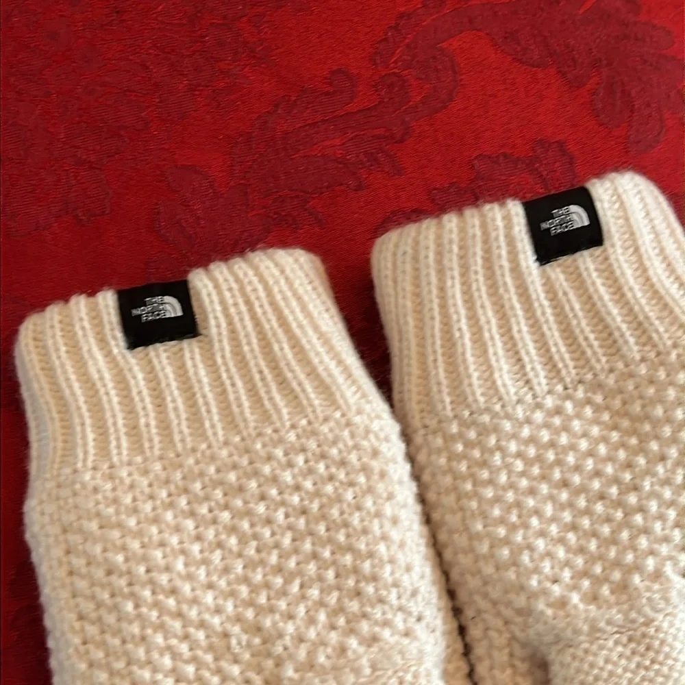 NWOT The North Face Ivory Cable Knit Mittens w/ Fleece Lining Winter Gloves